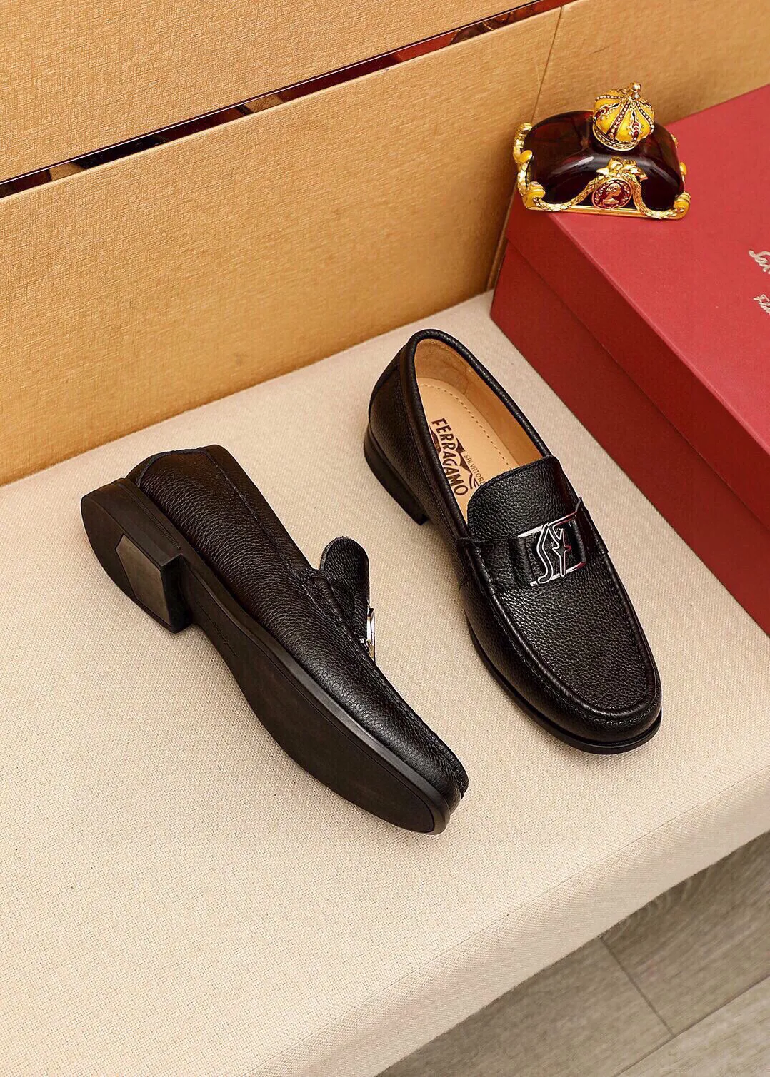 Men's shoes 💰480 💐 Product trademark: Ferragamo "Ferragamo" casual leather shoes Regular size: 38-44 (45🉑️customized) Product materials: Selected imported first-layer pebbled cowhide leather upper + luxury hardware buckle, imported water-dyed cowhide leather lining. Strong three-dimensional visual effect, original outsole color: 3⃣️seed leather materials available